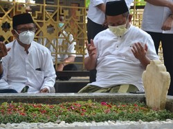 Di Hari Santri, Golkar Jatim Ziarah ke Makam KH Hasyim Asyari dan Gus Dur