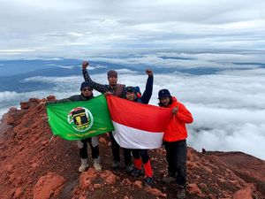 Kader Muda PPP-Santri Kibarkan Merah Putih di 5 Puncak Gunung
