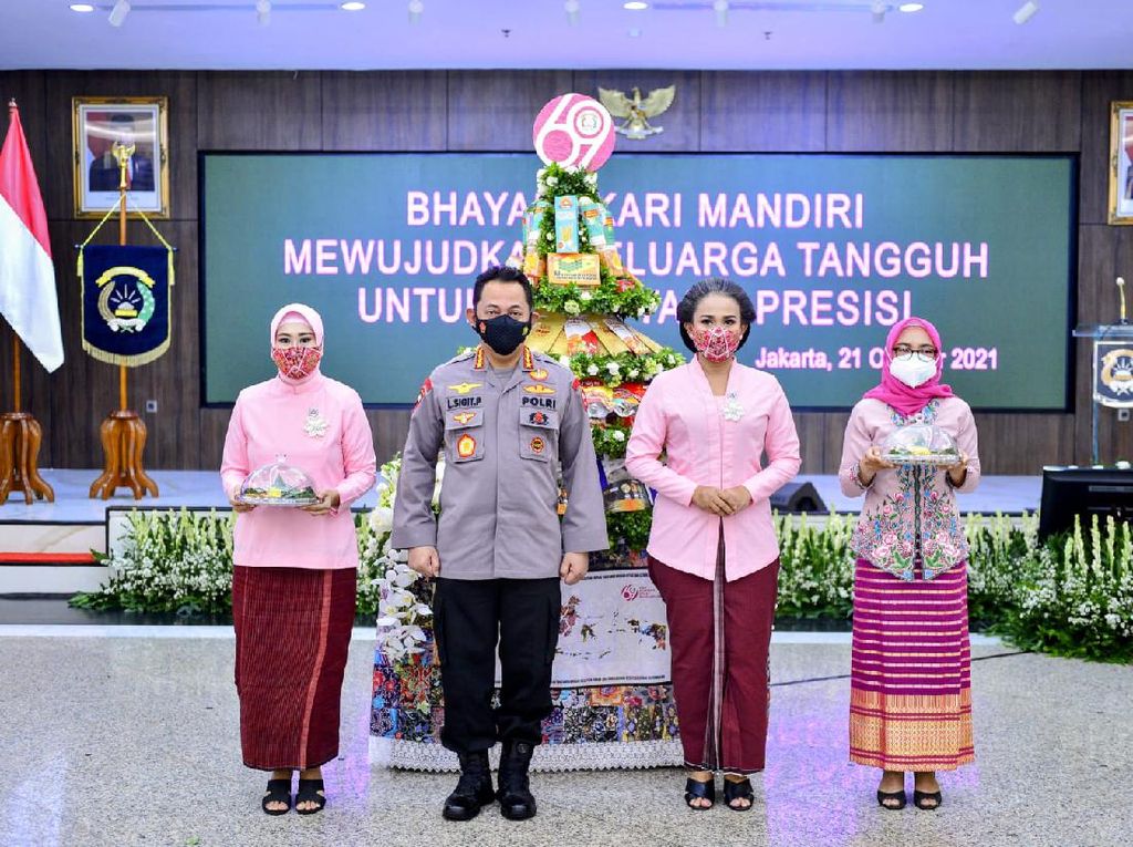 Kapolri: Polri Kuat karena Didukung Bhayangkari Kapolri: Polri Kuat karena Didukung Bhayangkari