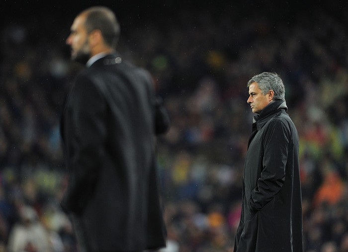 BARCELONA, SPAIN - NOVEMBER 29:  Head coach Jose Mourinho (R) of Real Madrid follows the game flanked by head coach Josep Guardiola of Barcelona during the la liga match between Barcelona and Real Madrid at the Camp Nou stadium on November 29, 2010 in Barcelona, Spain.  (Photo by Jasper Juinen/Getty Images)