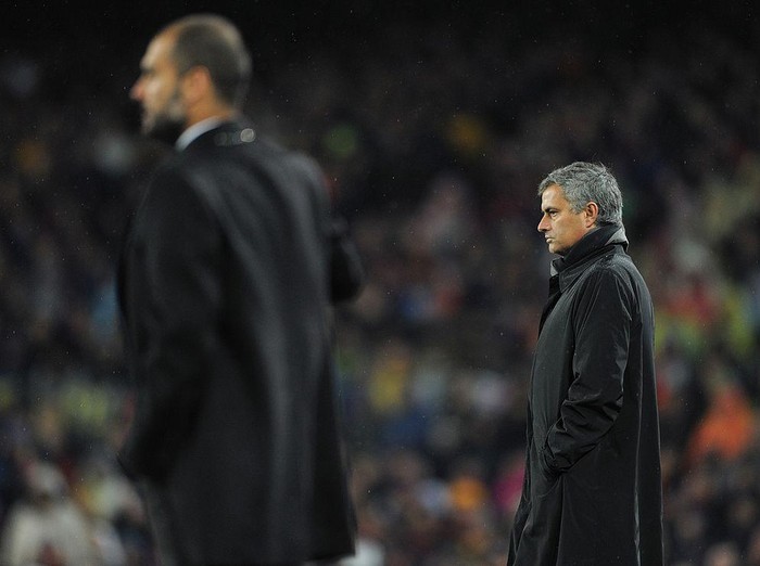 BARCELONA, SPAIN - NOVEMBER 29:  Head coach Jose Mourinho (R) of Real Madrid follows the game flanked by head coach Josep Guardiola of Barcelona during the la liga match between Barcelona and Real Madrid at the Camp Nou stadium on November 29, 2010 in Barcelona, Spain.  (Photo by Jasper Juinen/Getty Images)