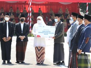 Khofifah Ajak Santri di Jatim Jihad Lawan Kemiskinan