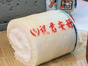 Persis Aslinya! Bolu Gulung Bentuk Handuk Good Morning Ini Dijual Rp 141 Ribu