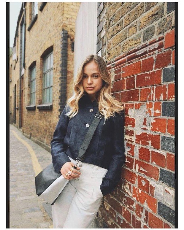 Lady Amelia Windsor Bergaya Monokrom dengan Crossbody Bag Lady Amelia Windsor Bergaya Monokrom dengan Crossbody Bag