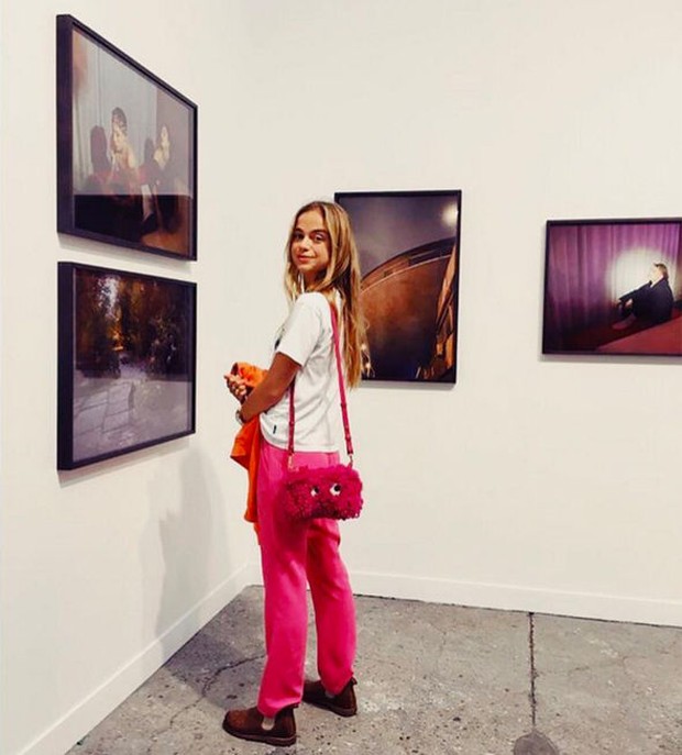 Lady Amelia Windsor Tampil Kasual dengan Tas Aksen Bulu Lady Amelia Windsor Tampil Kasual dengan Tas Aksen Bulu