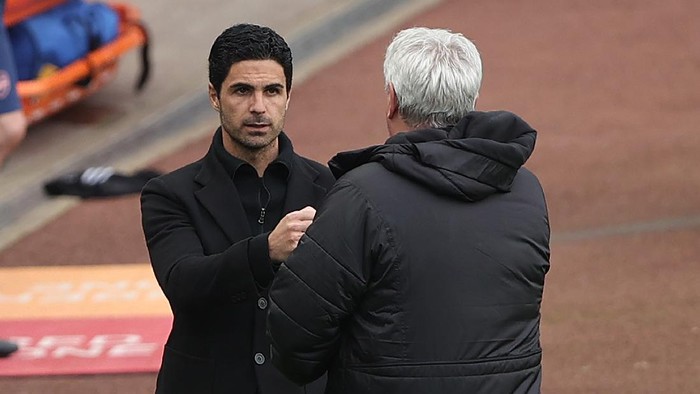 NEWCASTLE UPON TYNE, ENGLAND - MAY 02: Mikel Arteta, Manager of Arsenal interacts with Steve Bruce, Manager of Newcastle United following the Premier League match between Newcastle United and Arsenal at St. James Park on May 02, 2021 in Newcastle upon Tyne, England. Sporting stadiums around the UK remain under strict restrictions due to the Coronavirus Pandemic as Government social distancing laws prohibit fans inside venues resulting in games being played behind closed doors. (Photo by Molly Darlington - Pool/Getty Images)