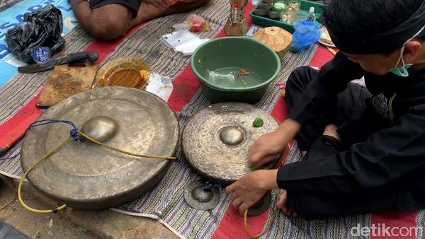 Melihat Lebih Dekat Tradisi Penyucian Pusaka Seni Ajeng