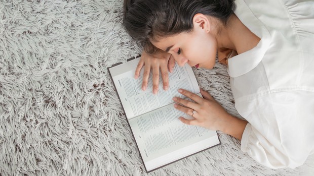 Membaca buku membuat mata lelah dan jadi lebih mudah tidur | Foto: unsplash.com/fa-barboza