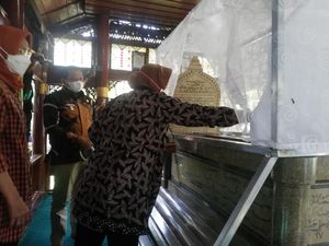 Momen Mensos Risma Bersimpuh-Panjatkan Doa di Makam Cut Nyak Dien