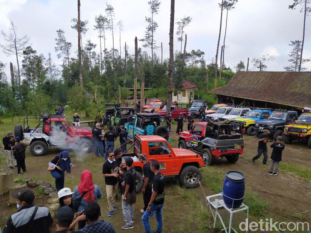 Berkeliling Pinggiran Magelang Naik Mobil Jip, Lihat Pegunungan! Berkeliling Pinggiran Magelang Naik Mobil Jip, Lihat Pegunungan!