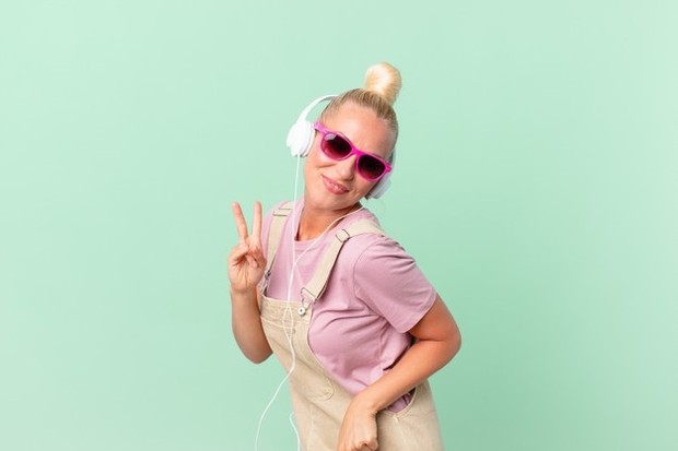 Penampilan setiap zodiak saat pergi menonton konser musik/ Foto: Freepik.com Penampilan setiap zodiak saat pergi menonton konser musik