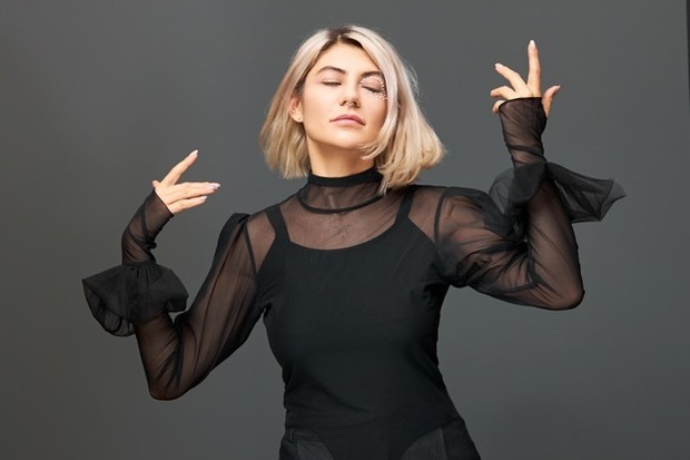 Penampilan setiap zodiak saat pergi menonton konser musik/ Foto: Freepik.com Penampilan setiap zodiak saat pergi menonton konser musik