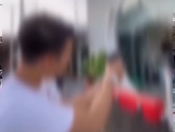 Viral Seorang Pria Lamongan Pamer Pistol di Tempat Umum