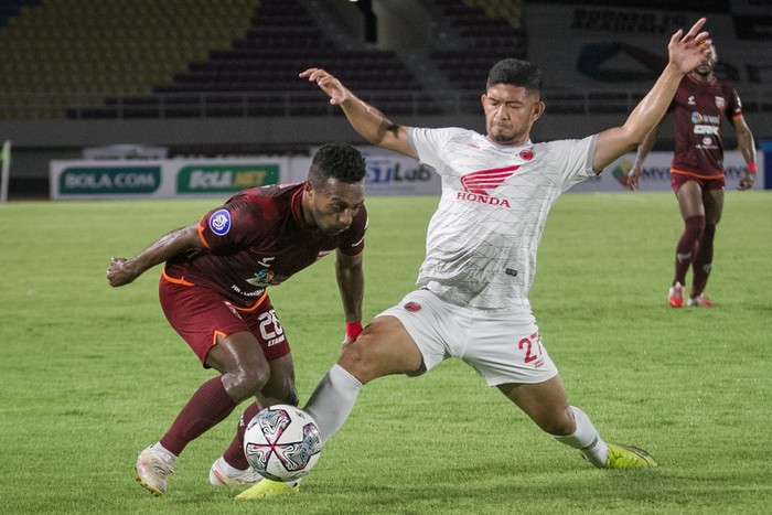 Pesepak bola PSM Makassar Zikri Akbar (kanan) berusaha menghadang pesepak bola Borneo FC Terens Owang Priska Puhiri (kiri) pada pertandingan BRI Liga I di Stadion Manahan, Solo, Jawa Tengah, Jumat (22/10/2021). ANTARA FOTO/Mohammad Ayudha/foc.