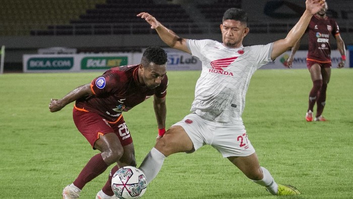 Pesepak bola PSM Makassar Zikri Akbar (kanan) berusaha menghadang pesepak bola Borneo FC Terens Owang Priska Puhiri (kiri) pada pertandingan BRI Liga I di Stadion Manahan, Solo, Jawa Tengah, Jumat (22/10/2021). ANTARA FOTO/Mohammad Ayudha/foc.