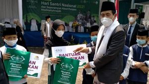 Rayakan Hari Santri dengan Salurkan Bantuan Pendidikan
