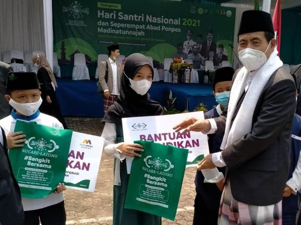 Rayakan Hari Santri dengan Salurkan Bantuan Pendidikan