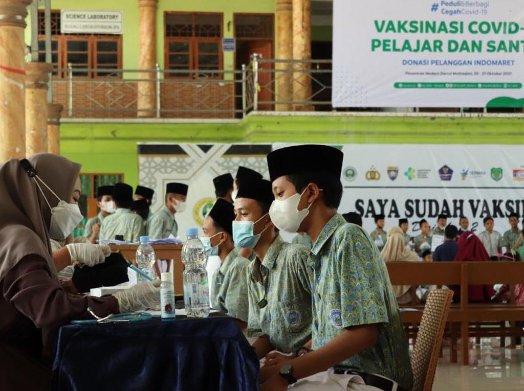 Ribuan Santri di Tangerang Ikut Vaksinasi