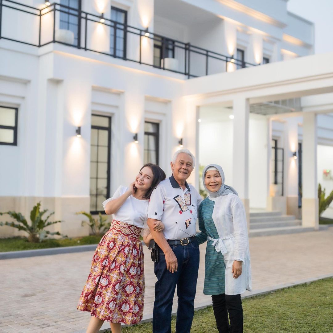 Rumah orang tua Rossa