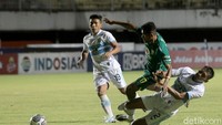 Keputusan yang dikritik Aji Santoso oleh wasit asal Jakarta, Musthofa Umarella dan dibantu asisten wasit, Arsyad Najamudin dan Pranoto adalah ketika tendangan bebas Jose Wilkson pada menit 35 tidak dianggap gol. Padahal bolanya dinilai sudah melewati garis.
