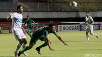 Pelatih Persebaya Surabaya, Aji Santoso melontarkan kritik pedas atas kepemimpinan wasit pada laga kontra Persela Lamongan. Pasalnya ada beberapa keputusan yang dinilai merugikan tim Kota Pahlawan.