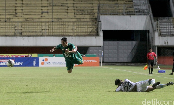 Saat Bajul Ijo Ditahan Imbang 1-1 Persela Lamongan Persebaya mengaku kecewa dengan keputusan wasit saat laga lanjutan Liga 1 menghadapi Persela Lamongan di Stadion Maguwoharjo Sleman, Yogyakarta, Kamis (21/10/2021) malam.