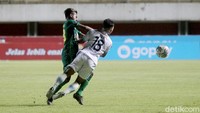 Begitu pula dengan gol Ivan Carlos yang terjadi hanya beberapa detik setelah tendangan bebas tersebut. Aji menilai pemain Persela sudah dalam posisi offside terlebih dahulu.