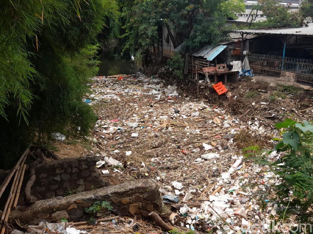 Lurah Persoalkan RPH di Dekat Tumpukan Sampah Kali Jambe Belakang Tol Japek