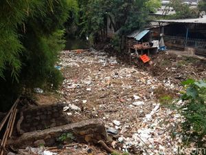 Lurah Persoalkan RPH di Dekat Tumpukan Sampah Kali Jambe Belakang Tol Japek Lurah Persoalkan RPH di Dekat Tumpukan Sampah Kali Jambe Belakang Tol Japek