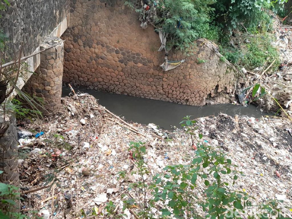 Demi #CegahBanjir, Warga Minta Pemkab Bekasi Bereskan Sampah Kali Jambe