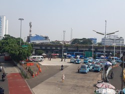 Angkutan Umum di DKI 100% Kapasitas, Penumpang Khawatir Duduk Berdempetan