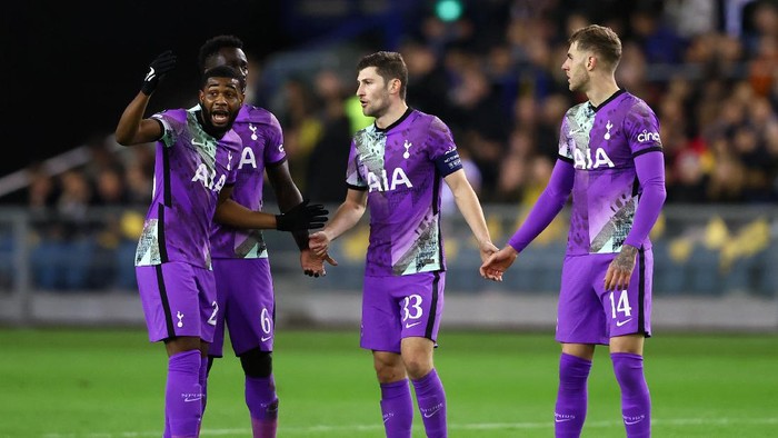 ARNHEM, NETHERLANDS - OCTOBER 21: Japhet Tanganga, Davinson Sanchez, Ben Davies and Joe Rodon of Tottenham Hotspur react during the UEFA Europa Conference League group G match between Vitesse and Tottenham Hotspur at Gelredome on October 21, 2021 in Arnhem, Netherlands. (Photo by Martin Rose/Getty Images)