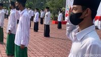 Pakai Sarung dan Peci Hitam, Peserta Peringati Hari Santri di Karawang