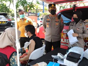 Polisi Sidoarjo Jaring Pemotor Melintas di Perbatasan Kota untuk Vaksinasi