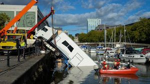 Waduh, Ada Truk Nyemplung di Pelabuhan Bristol Inggris