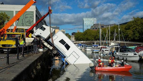Waduh, Ada Truk Nyemplung di Pelabuhan Bristol Inggris
