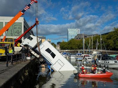 Waduh, Ada Truk Nyemplung di Pelabuhan Bristol Inggris