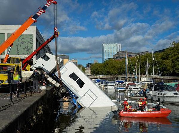 Waduh, Ada Truk Nyemplung di Pelabuhan Bristol Inggris