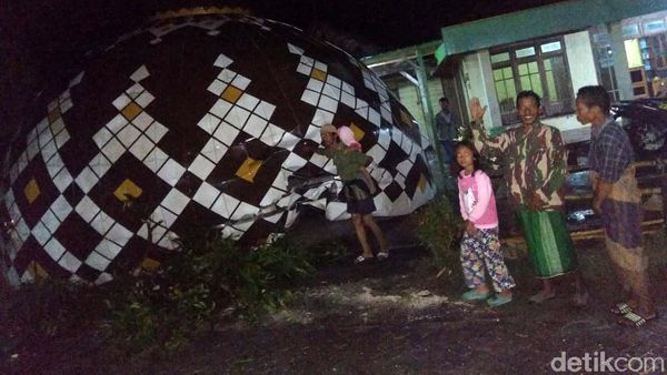 Betulan Terjadi, Angin Kencang Mampu Terbangkan Kubah Masjid