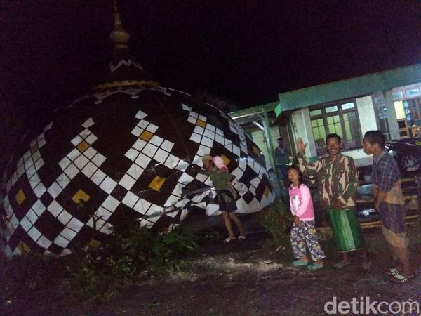 Betulan Terjadi, Angin Kencang Mampu Terbangkan Kubah Masjid