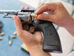 Alec Baldwin Tak Sengaja Tembak Kru Film, Mengapa Senjata Properti Berbahaya?