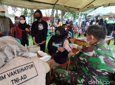 Antusiasme Warga Ciamis Ikuti Vaksinasi di Hari Santri Nasional