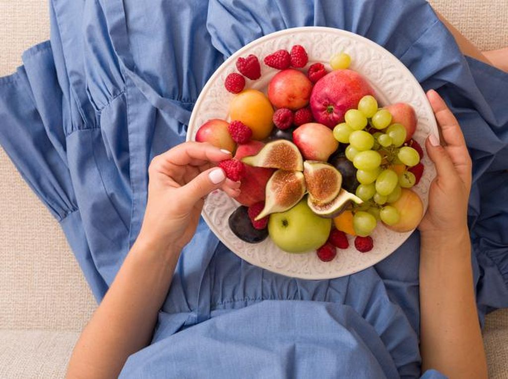 Apa Benar Buah Sebaiknya Dimakan Saat Perut Kosong? Apa Benar Buah Sebaiknya Dimakan Saat Perut Kosong?