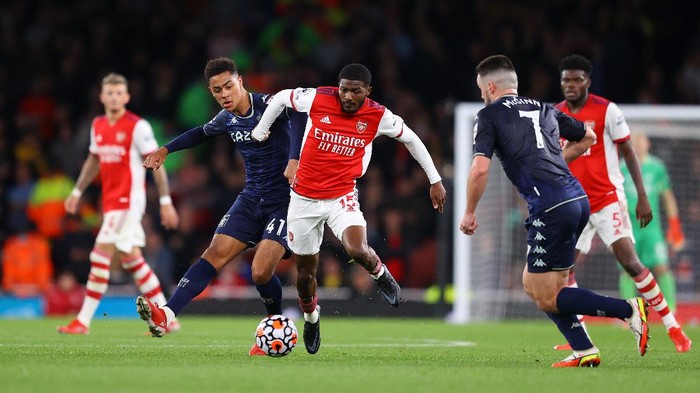 LONDON, ENGLAND - OCTOBER 22: Jacob Ramsey of Aston Villa and Ainsley Maitland-Niles of Arsenal battle for the ball during the Premier League match between Arsenal and Aston Villa at Emirates Stadium on October 22, 2021 in London, England. (Photo by Richard Heathcote/Getty Images)