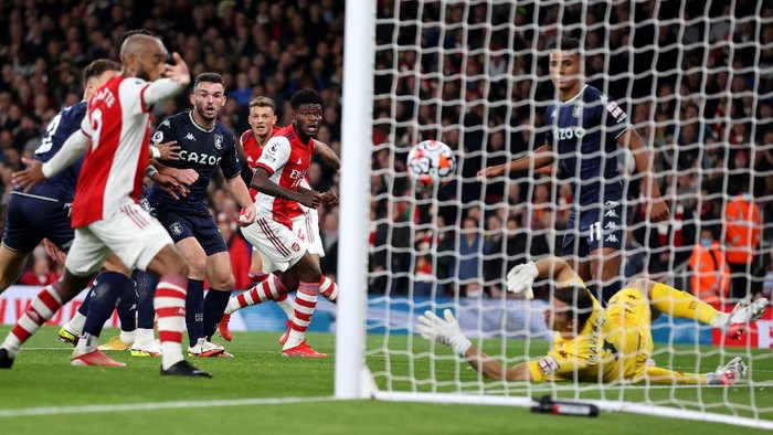 LONDON, ENGLAND - OCTOBER 22: Thomas Partey of Arsenal  scores their teams first goal past Emiliano Martinez of Aston Villa  during the Premier League match between Arsenal and Aston Villa at Emirates Stadium on October 22, 2021 in London, England. (Photo by Alex Pantling/Getty Images)