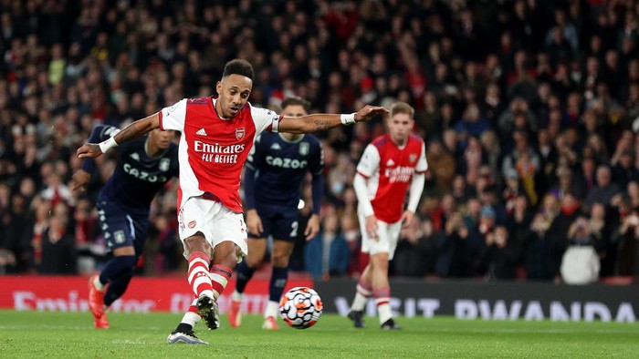 LONDON, ENGLAND - OCTOBER 22: Pierre-Emerick Aubameyang of Arsenal has a penalty saved by Emiliano Martinez of Aston Villa (not in picture) during the Premier League match between Arsenal and Aston Villa at Emirates Stadium on October 22, 2021 in London, England. (Photo by Alex Pantling/Getty Images)