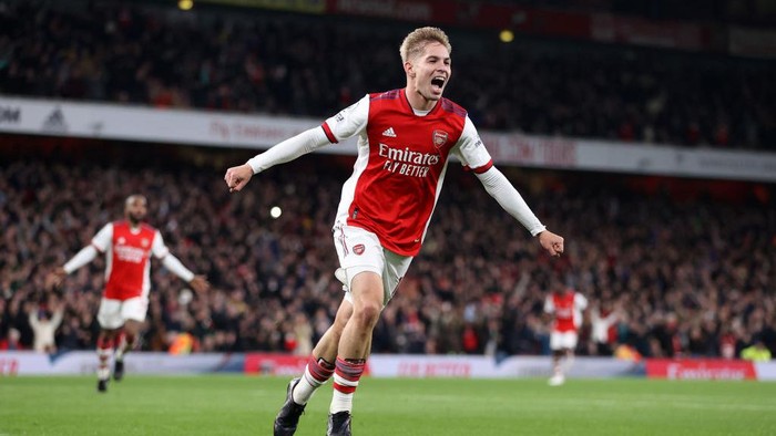 LONDON, ENGLAND - OCTOBER 22: Emile Smith Rowe of Arsenal  celebrates after scoring their teams third goal  during the Premier League match between Arsenal and Aston Villa at Emirates Stadium on October 22, 2021 in London, England. (Photo by Richard Heathcote/Getty Images)