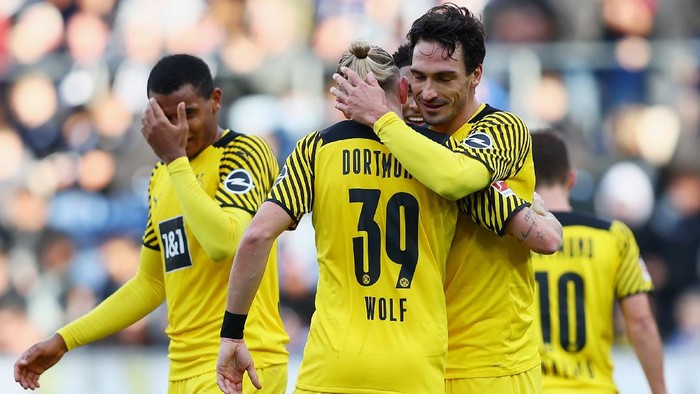 BIELEFELD, GERMANY - OCTOBER 23: Mats Hummels celebrates with Marius Wolf of Borussia Dortmund after scoring their team's second goal during the Bundesliga match between DSC Arminia Bielefeld and Borussia Dortmund at Schueco Arena on October 23, 2021 in Bielefeld, Germany. (Photo by Martin Rose/Getty Images)