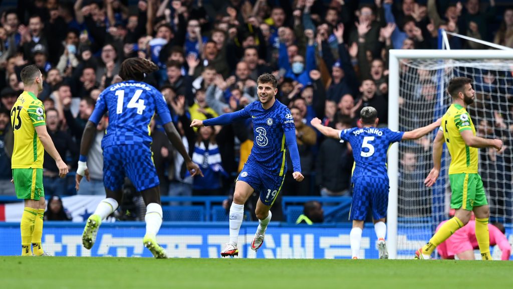 LONDON, ENGLAND - OCTOBER 23: Mason Mount of Chelsea celebrates after scoring their side's first goal during the Premier League match between Chelsea and Norwich City at Stamford Bridge on October 23, 2021 in London, England. (Photo by Shaun Botterill/Getty Images)