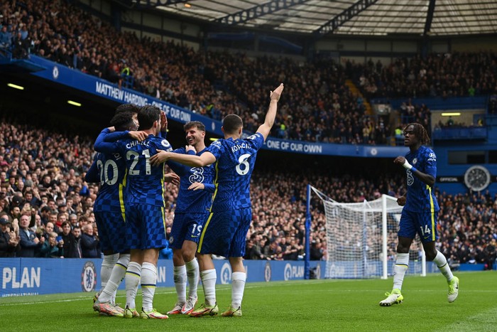 LONDON, ENGLAND - OCTOBER 23: Ben Chilwell of Chelsea celebrates with Mason Mount teammates after scoring their sides fourth goal during the Premier League match between Chelsea and Norwich City at Stamford Bridge on October 23, 2021 in London, England. (Photo by Shaun Botterill/Getty Images)